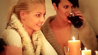 Две чешские студентки сношаются со своим другом при свечах