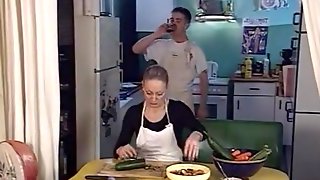 Молодой чувак пихает в анальные дырки двух зрелых служанок овощи, пенис и кулак