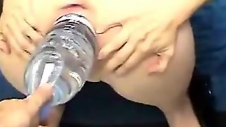 Девушка с сочной задницей раздвигает ноги и принимает в пилотку бутылку с водой