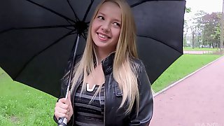 Русская блондинка сняла розовые джинсы на кастинге и отдалась агенту в пизду