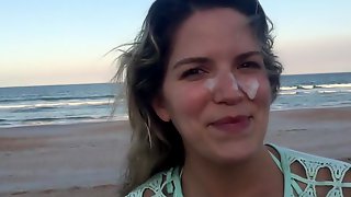 Брюнетка делает на пляже минет с окончанием на лицо