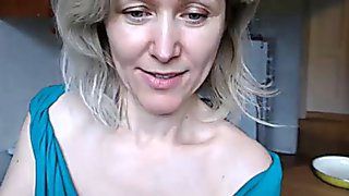 Блондинка снимает синюю блузку и пользуется секс игрушкой перед вебкамерой