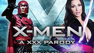 Страстный секс сиськастой мамки и его ухажера в костюмах X-Men