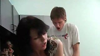 Русский парень в белой футболке трахает подругу на полу
