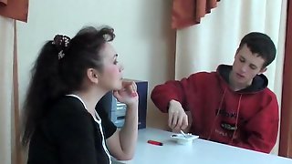 Русская брюнетка пообщалась с молодым парнем за столом и предложила ему заняться сексом
