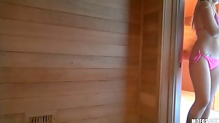 Татуированная мама снимает купальник и дрочит дырочки секс игрушками в бане Blonde bombshell with natural-tits masturbates in the sauna