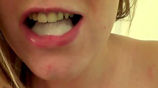 Муж кончает белокурой жене в рот и она смакует его сперму на языке