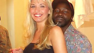 Зрелая блондинка в белых чулках занимается сексом с черными мужиками