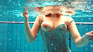 Красотка в очках и в полосатом купальнике плавает в бассейне Tattooed solo model teen with natural tits enjoying at the pool
