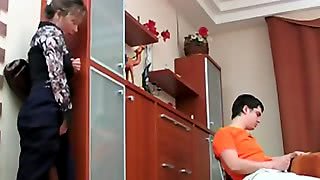 Русская зрелка запалила студента за дрочкой и отдалась ему на кухонном столе в письку