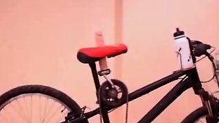 Спортсменка катается на велосипеде и одновременно с этим получает в манду самотык