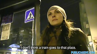 Русская мама делает минет пикаперу в подъезде и принимает стояк в вагину