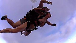 Три голые красотки с большими дойками прыгают с парашютами из самолета