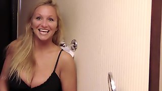 Загорелая блондинка с большой грудью ласкает себя и занимается сексом с агентом Stunning blonde Alyson spreads her legs for a hot sex session