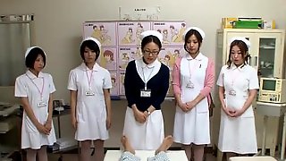 Пятеро японских медсестер раздеваются и целуются с пациентом JAV CMNF nurses strip naked for patient Subtitles