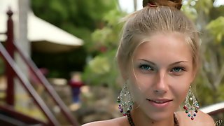 Худая москвичка Krystal Boyd с этническими серьгами и ожерельем позирует голышом в бассейне