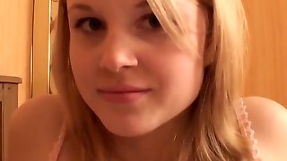 Восемнадцатилетняя блондинка с маленькими сиськами показывает на камеру свою бритую киску