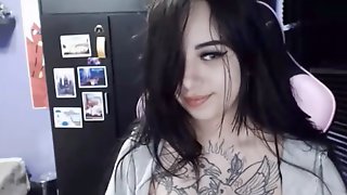 Татуированная девица вставила в щель вибратор и отодвинула трусики на бок на камеру Beautiful Goth Teen Shows Nipples & Pussy