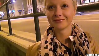 Блонда не против уединиться с пикапером в подъезде, чтобы получить член в анал Amateur blonde paid money for anal sex in public