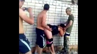 Несколько русских солдат устроили групповуху с молодой поварихой на улице Russian Army Guys Fuck a Hoe Outdoors.
