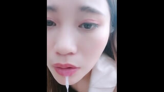 Молодая азиатка с волосатой пиздой умело отсосала пенис другу и приняла сперму в рот на улице