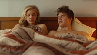 Актриса Хлоя Грейс Морец целуется в постели с героем актера Энсела Эльгорта в постели