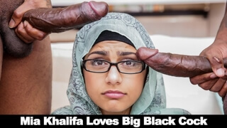 Два чернокожих парня делят между собой дырочки грудастой арабки Mia Khalifa