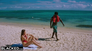 Молодая девушка в красном купальнике отсасывает негру на пляже и дает в щель