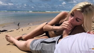 Девятнадцатилетняя блонда с пирсингом в пупке сосет член чувака на берегу океана и подставляет выбритую киску для секса