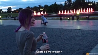 19-летняя куколка с фиолетовыми волосами делает минет хахалю в парке