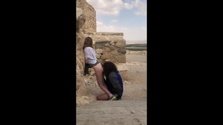 Волосатый парень и молодая туристка перепихнулись у каменной стены