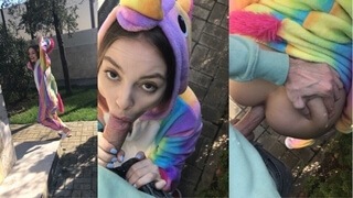 Девушка в цветной пижаме отсасывает хахалю во дворе дома и дает ему раком в очко