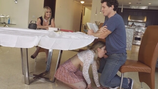 Молодая соска в юбке делает минет и куннилингус под столом