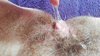 Телка с анальной пробкой в жопе ласкает заросшую вагину до оргазма