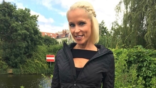 Блондинка в черном белье демонстрирует голые прелести и занимается сексом с ухажером
