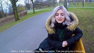 Сексуальная блондинка в зимней куртке похвасталась сиськами и отсосала хахалю в парке