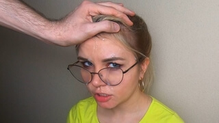 Русская девица каждый день получает сперму факера на очки или в ротик