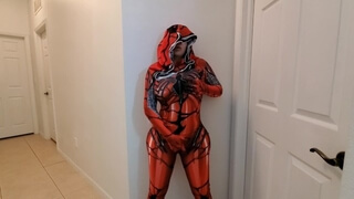 Жопастая мама в костюме Человека-паука трясет булками и скачет на члене ебаря мандой