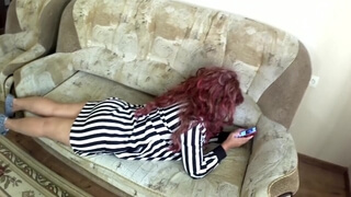 Волосатый ухажер трахает раком на диване рыжеволосую россиянку 30ти лет в полосатом платье и трусиках