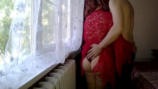 Русский сожитель мнет ляхи мамаши в красном халатике и имеет её в очко возле окна