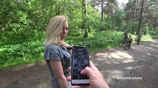 Девушка со светлыми волосами и в сером платье отправилась с партнером в лес и взяла в рот его член