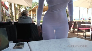 Русская женщина с большой грудью и в полупрозрачном наряде пришла в кафе