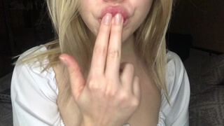 Блондинка с пухлыми губами показала как она облизывает пальцы