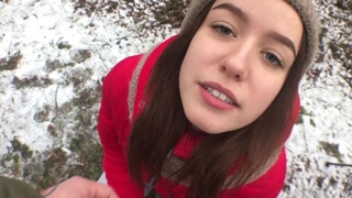 Русская милашка 18ти лет отсасывает бойфренду с камерой в зимнем лесу и получает сперму в рот