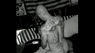Татуированный мужик перед скрытой камерой жестко оттрахал спящую молодуху
