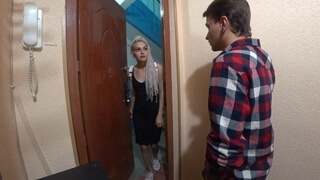 Русская блондинка с длинными дредами зашла к соседу познакомится, затем он трахает ее в обе дырки на кухне и кончает в рот