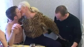 Мамаша со светлыми волосами выпивает с мужчинами и предлагает заняться сексом