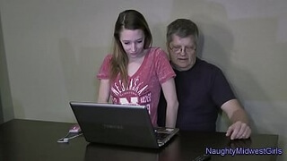 Зрелый мужик смотрит что-то на ноутбуке с подружкой и ласкает ее сиськи