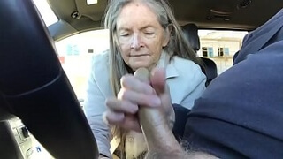 80летняя бабушка дрочит в машине! Водитель завел пенсионерку в авто на отсос и дрочку