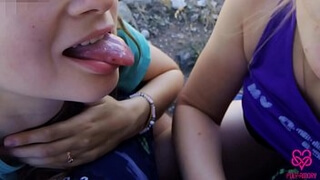 Студентки с упругими булками и с натуральными сиськами занимаются сексом с приятелем в горах